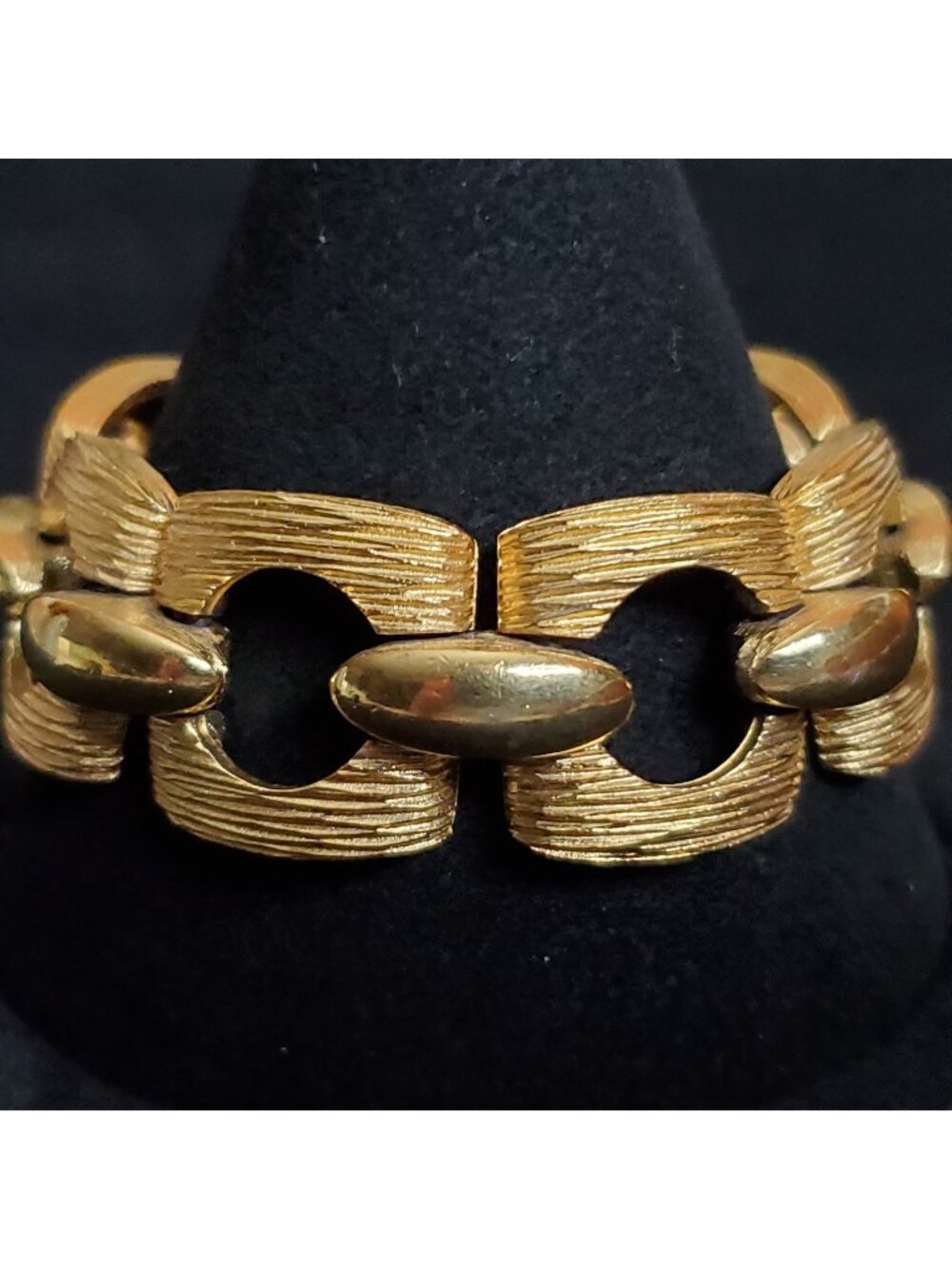 Vintage Trifari Bracelet Gold Tone Textured Shiny Link 6.5"